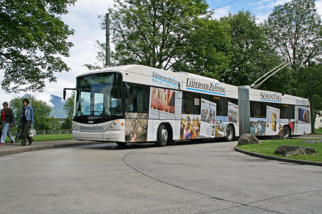 Hess/Vosloh-Kiepe BGT-N2C  Swisstrolley 3  Nr. 224 mit Werbung fr die  Neue Luzerner Zeitung  am 27. Mai 2010 im Hirtenhof.