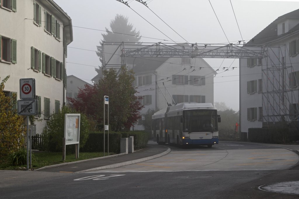 Hess/Vossloh-Kiepe BGT-N2C  Swisstrolley 3  Nr. 201 bei der Station Geissensten. Nicht mehr lange und man kann die Häuser im Hintergrund nicht mehr sehen. Nicht wegen des Nebels, sondern, weil sie abgerissen und durch Neubauten ersetzt werden.