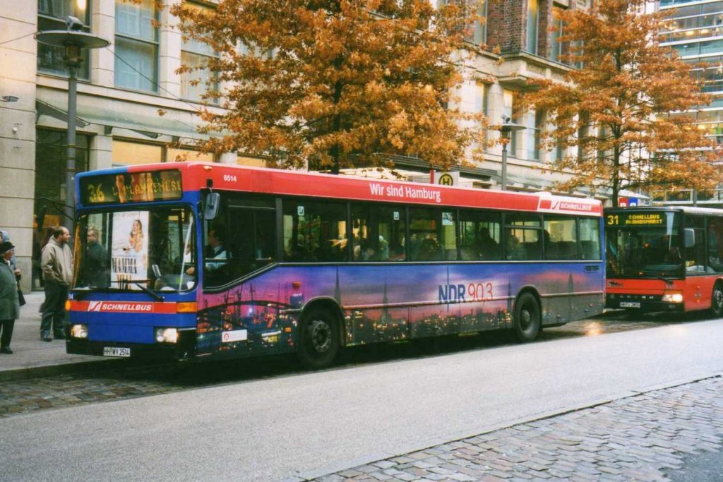 HHA 6514, ein Mercedes O405 N, aufgenommen im November 2002 in Hamburg auf der Mnckebergstrasse.