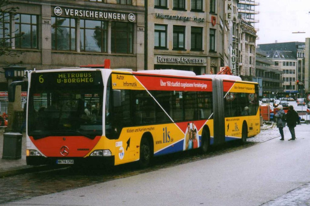 HHA 7027, ein Mercedes Citaro O530 G, aufgenommen im November 2002 in Hamburg auf der Mnckebergstrasse.