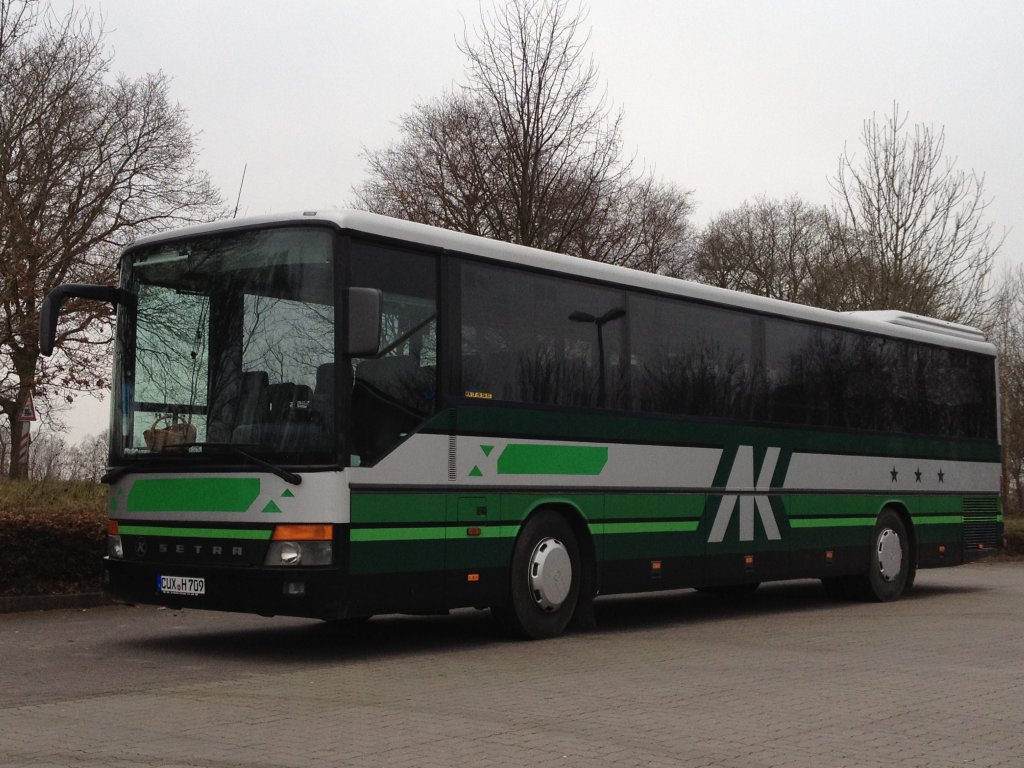 Hier am 20.12.2012 ein Setra S 315 H von Offermann aus Wanna bei Cuxhaven, der ehemalig von der Autokraft Kiel stammt.