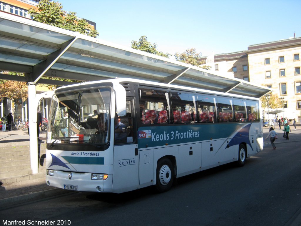 Hier ist ein Bus von Renault zu sehen. Der Bus fhrt fr SNCF. Das Foto habe ich am 11.10.2010 in Saarbrcken am Hauptbahnhof gemacht.