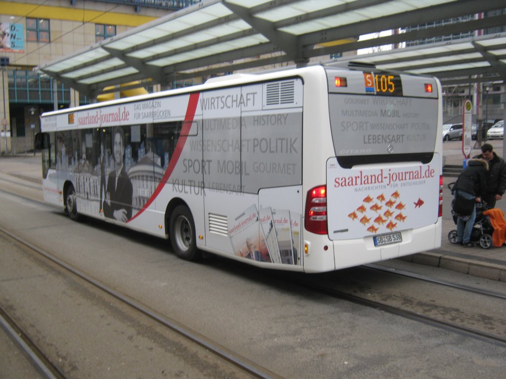 Hier ist ein Citaro Bus von Saarbahn und Bus zu sehen. Dies ist einer der 8 neuen Busse, der Werbung fr das Saarland Journal trgt. Das Foto habe ich am 18.02.2011 am Saarbrcker Hauptbahnhof gemacht.