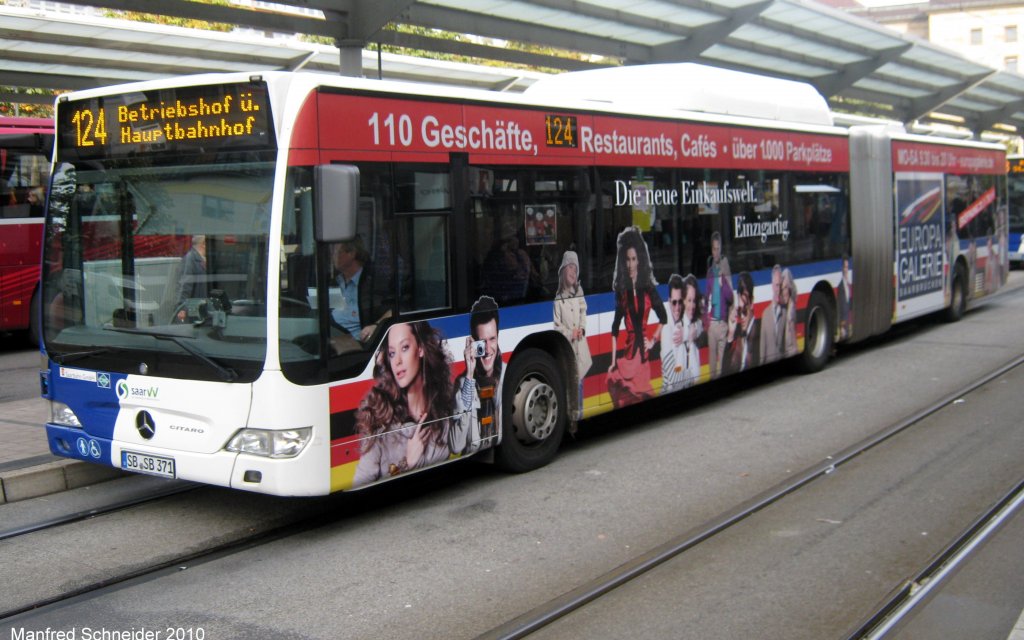 Hier ist ein Citaro Gelenkbus mit neuer Werbung fr die Europa Gallerie zu sehen.Das Foto habe ich am 01.10.2010 in Saarbrcken gemacht.