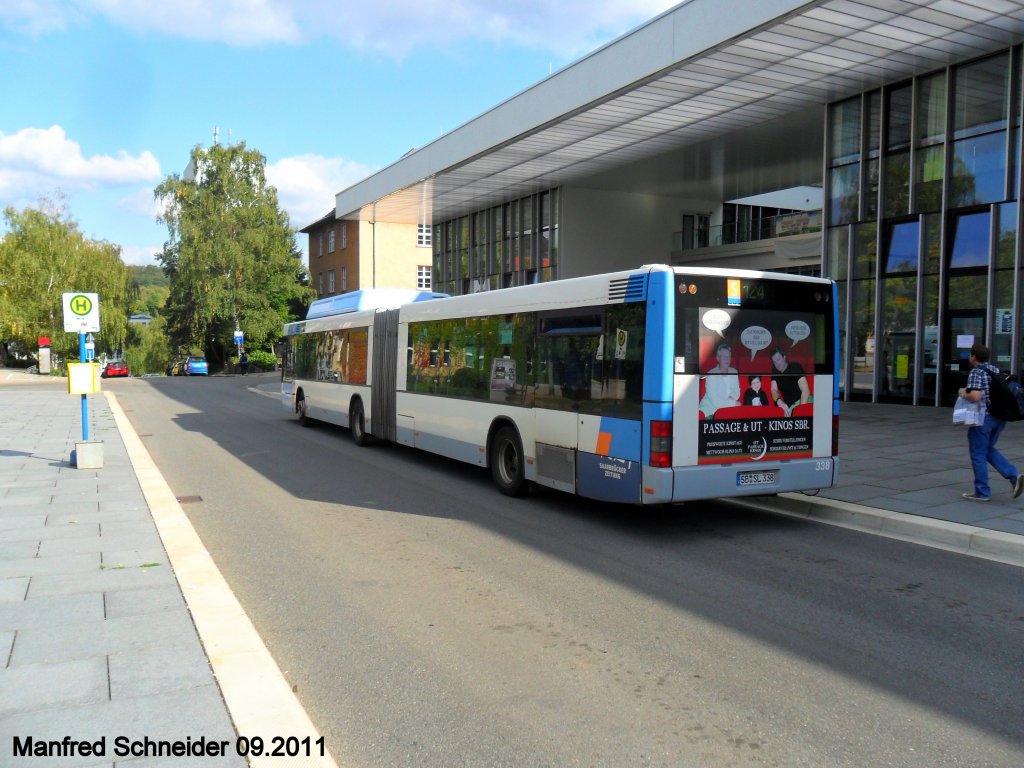 Hier ist ein MAN Gelenkbus von Saarbahn und Bus zu sehen. Das Bild habe ich am 22.09.2011 auf dem Gelände der Universität des Saarlandes gemacht.