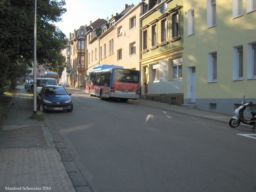 Hier ist ein MAN Lions City von Saarbahn und Bus an seiner Haltestelle Saarbrcken Moltkestrae zu sehen. Das Bild habe ich am 21.09.2010 gemacht.