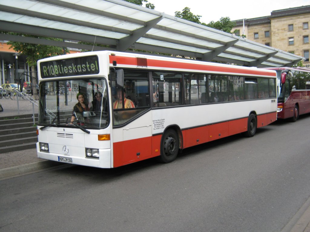 Hier ist ein Mercedes Bus in Saarbrcken am Hauptbahnhof zu sehen. Die Aufnahme des Foto war am 03.08.2010.