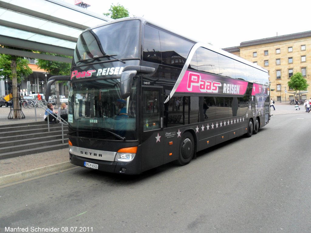 Hier ist ein Setra Reisebus zu sehen. Aufgenommen habe ich das Foto am 08.07.2011 am Hauptbahnhof in Saarbrcken.