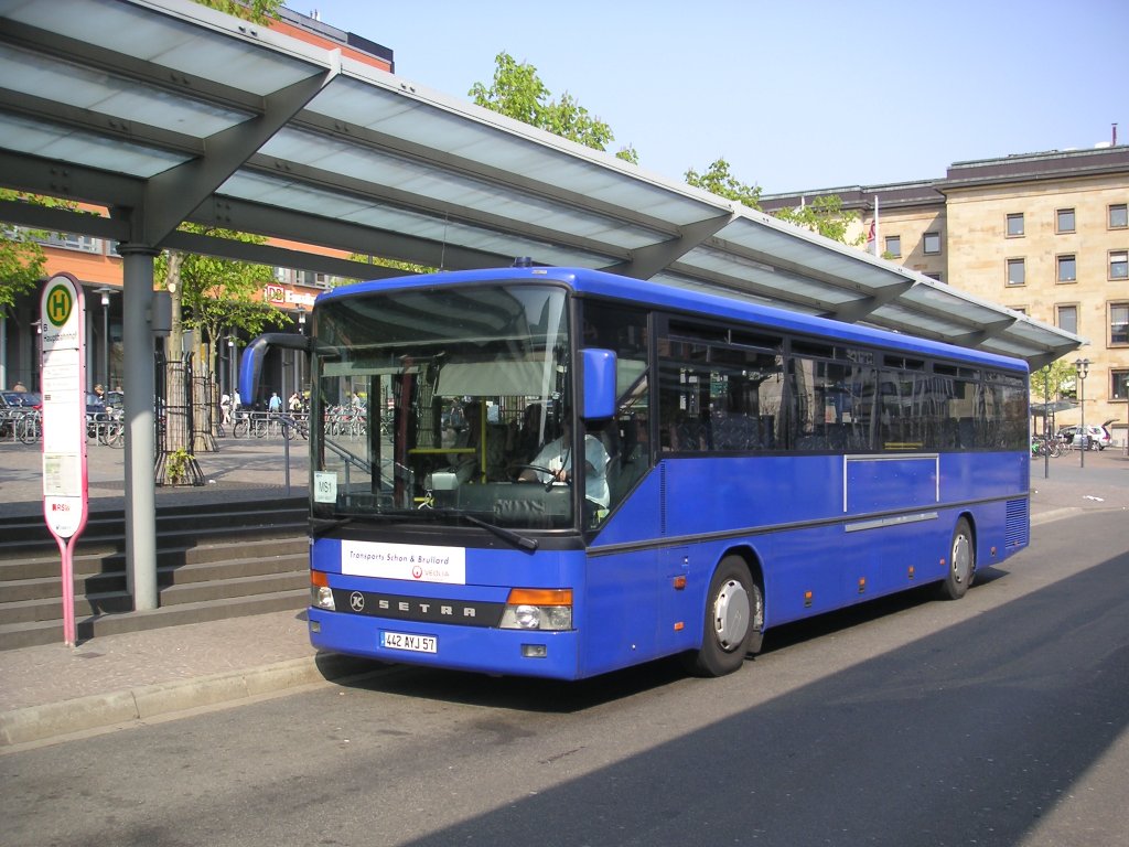

Hier ist ein Setra zu sehen. Der Bus fhrt von Saarbrcken nach Forbach in Frankreich und zurck. Auch dieses Foto habe ich am 19.04.2010 in Saarbrcken am Hauptbahnhof gemacht.












