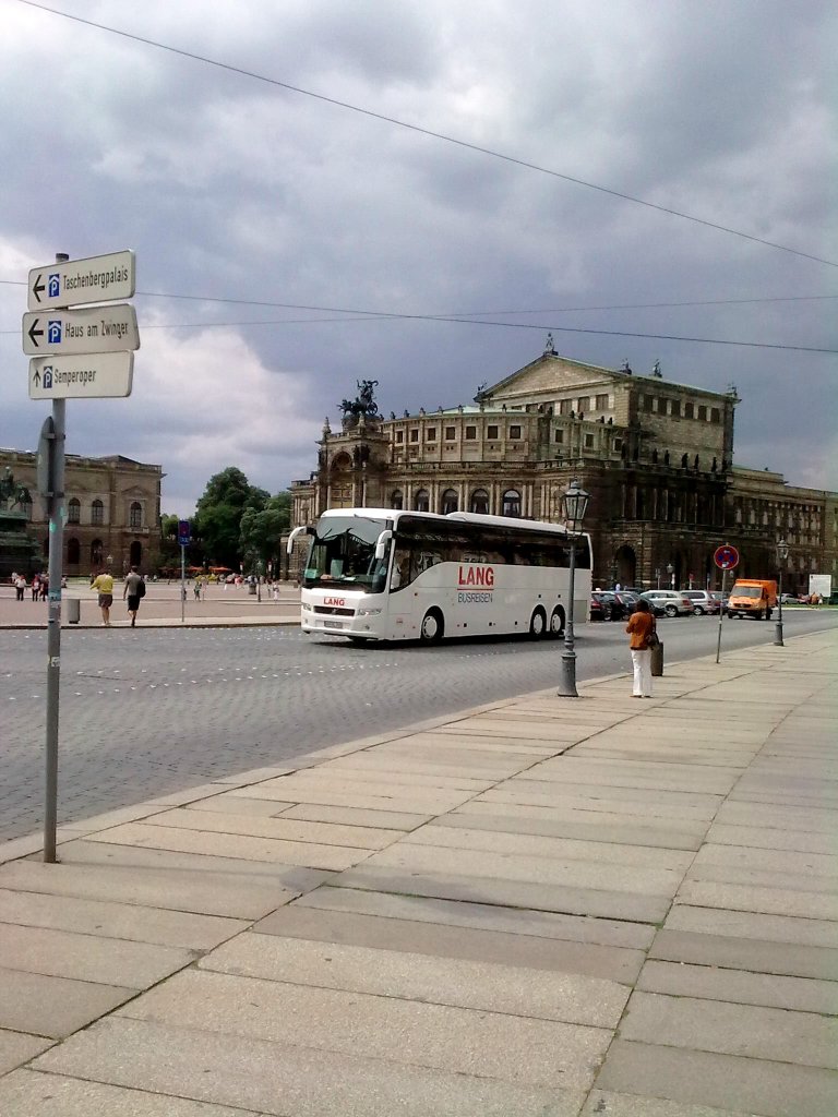Hier ein Volvo 9900(?) der Fa Lang, gesichtet am Theaterplatz in Dresden, im Hintergrund ist die berhmte Semperoper zu sehen.