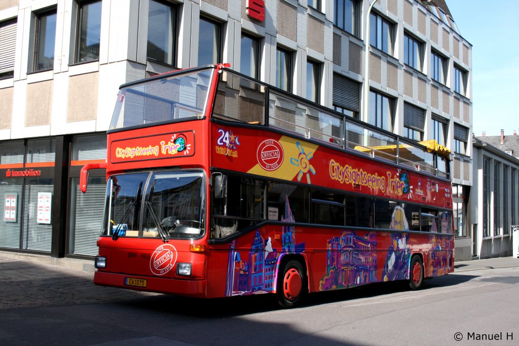 Hier mal ein bisschen Stadtrundfahrt aus Trier.
Dieser Bus gehrt einem Unternehmer aus Luxenburg.
Mit im werden Touristen durch Trier gefahren.
Am 19.8.2010 steht er an der Porta Nigra und wartet auf Fahrgste.