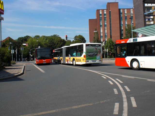 Hier mal eine weitweg Aufnahme von den Busse der VKU am Lnener ZOB Hauptbahnhof.