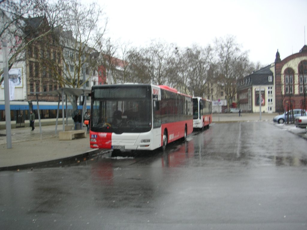 Hier sind nochmal die Busse von Saar-Pfalz-Bus an der Haltestelle Landwehrplatz in Saarbrcken zu sehen. Das Foto habe ich am 29.01.2010 aufgenommen.