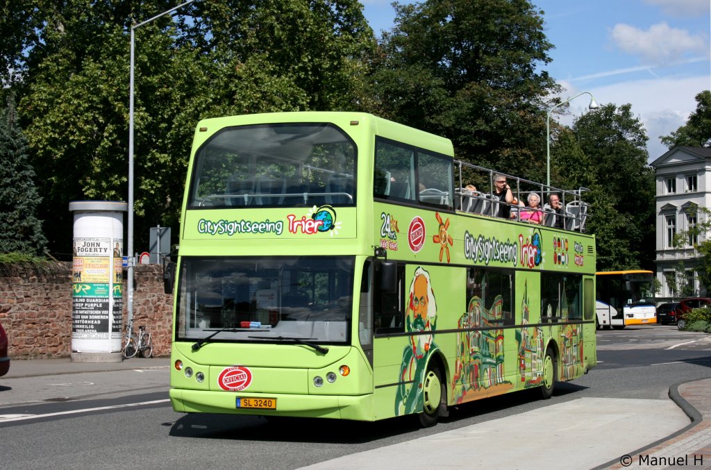 Hier ist einer der vielen Touristen Busse die in Trier Fahren.
Das Fahrzeug gehrt einem Unternehmer aus Luxemburg.
Aufgenommen an der Porta Nigra in Trier, 19.8.2010.
