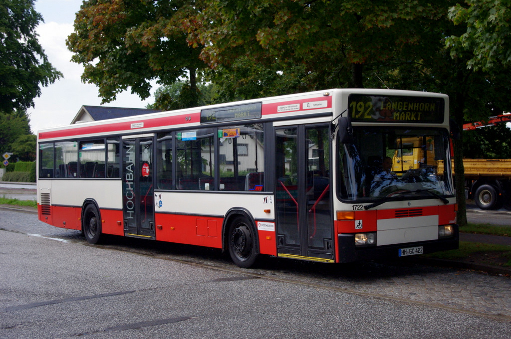 Hochbahn 1722 am 19.August 2010 am Glashtter Markt (Bus wurde nach dem Einsatz am Abend abgestellt Ausmusterung wahrscheinlich, aber noch nicht offiziell)