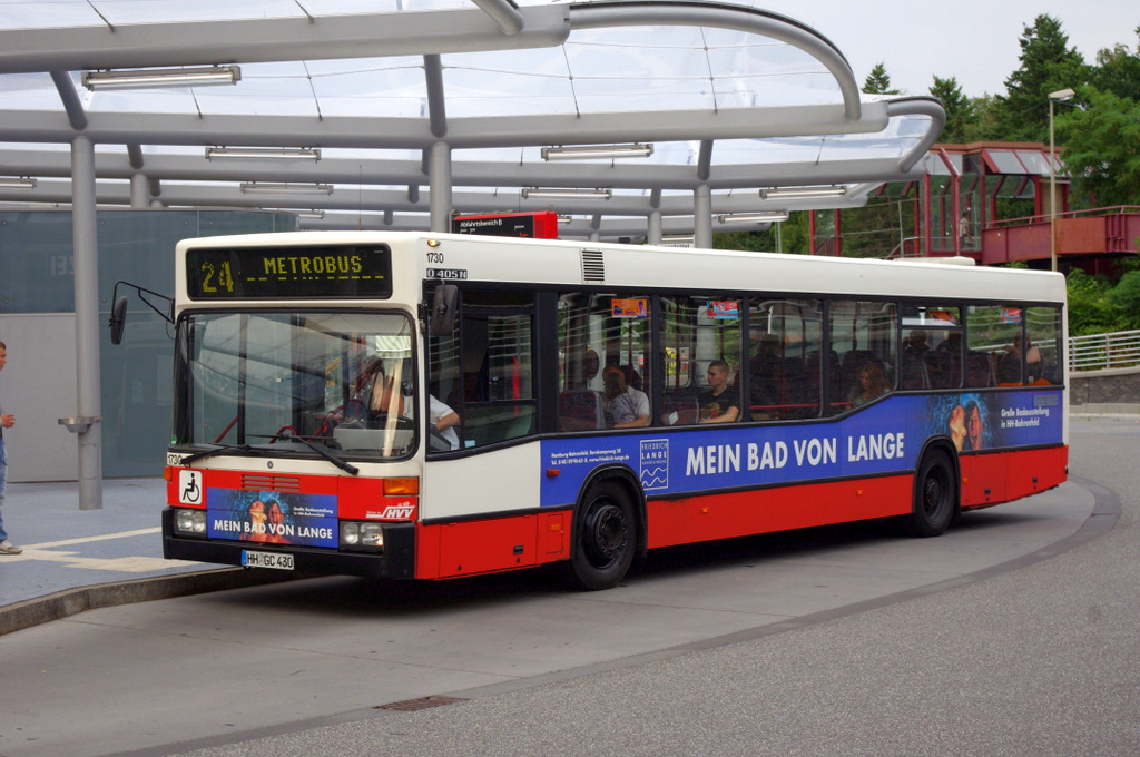 Hochbahn 1730 am 1.August 2010 am S Bf.Poppenbttel