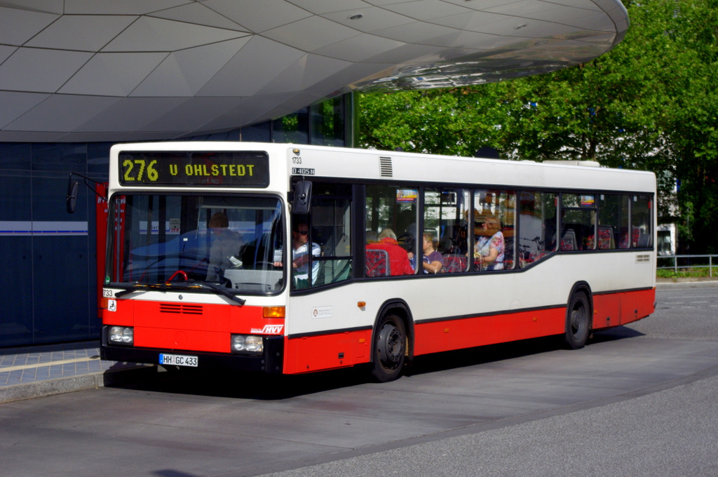 Hochbahn 1733 am 3.August 2010 am S Bf Poppnenbttel
