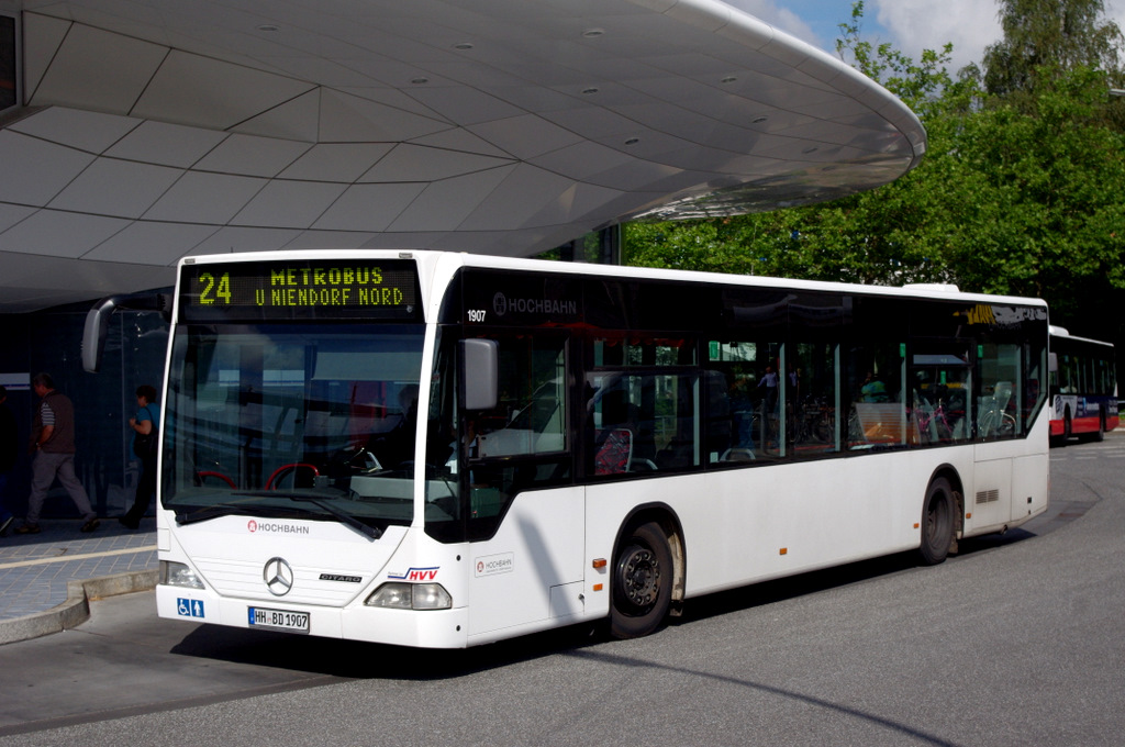 Hochbahn 1907 am 3.August 2010 am S Bf Poppnenbttel