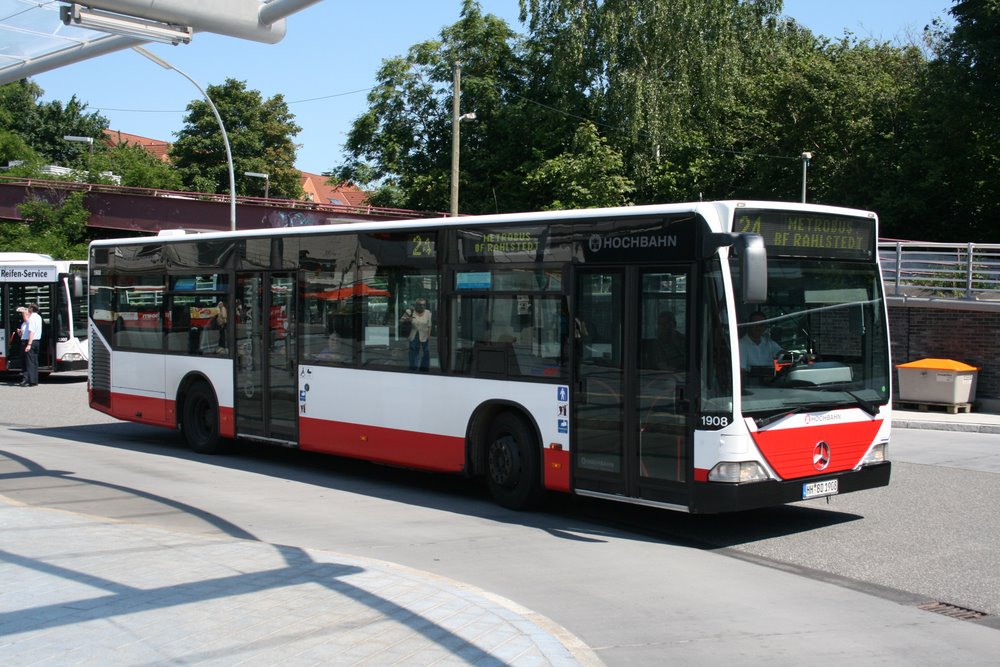 Hochbahn 1908 am 28.Juni 2010 auf der Busanlage Poppenbttel