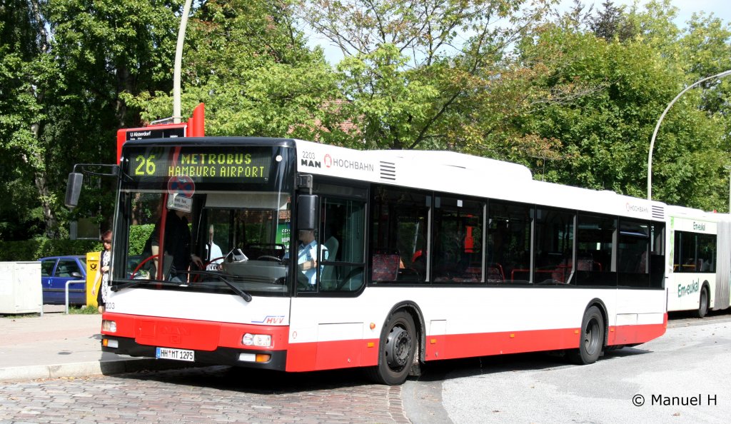 Hochbahn 2203 (HH MT 1275).
Aufgenommen in Alsterdorf, 21.8.2010.