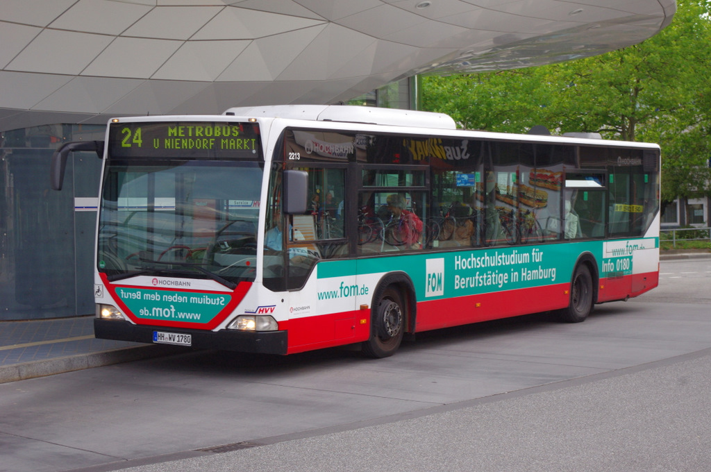 Hochbahn 2213 am 4.September 2010 am S Bf.Poppenbttel
