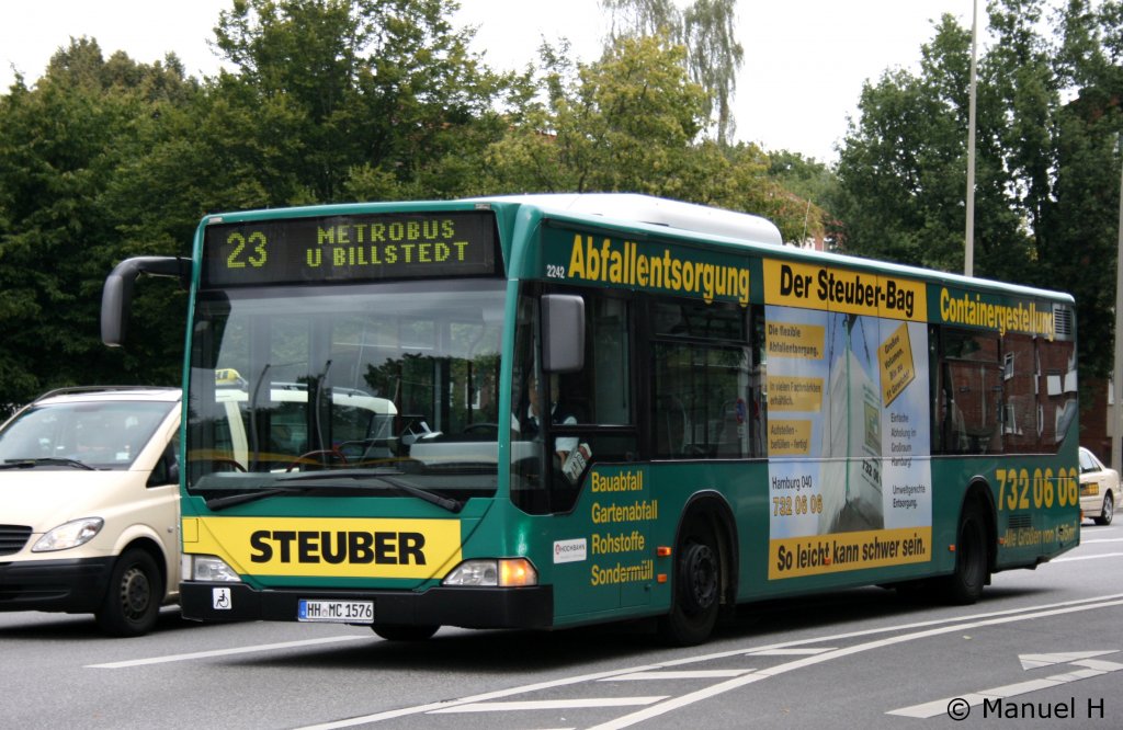 Hochbahn 2242 (HH MC 1576) mit Werbung fr Steuber.
Aufgenommen am ZOB Barmbek, 2.9.2010.
