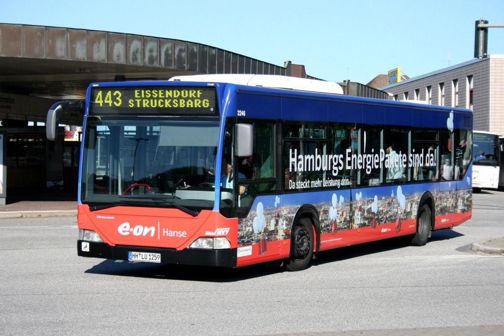 Hochbahn 2246 (HH LU 1259) mit Werbung fr E.on Hanse.
Hamburg Harburg ZOB, 17.6.2010.