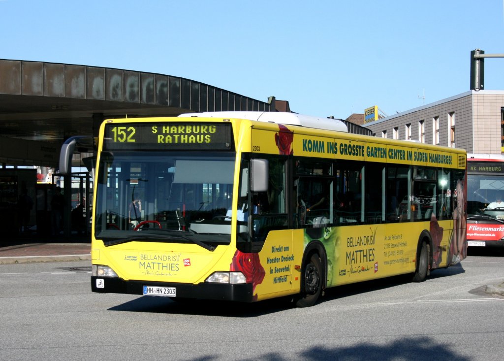 Hochbahn 2303 (HH HN 2303) macht Werbung fr Bellandris Matthies.
Hamburg Harburg ZOB, 17.6.2010.