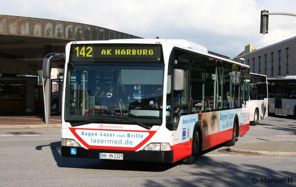 Hochbahn 2329 (HH HN 2329) mit Werbung fr Lasermed.de.
Aufgenommen am ZOB Harburg, 2.9.2010.