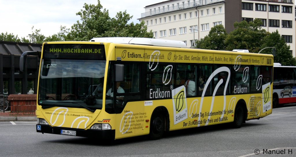 Hochbahn 2332 (HH HN 2332) macht Werbung fr Erdkorn.
Aufgenommen am ZOB Altona, 21.8.2010.


