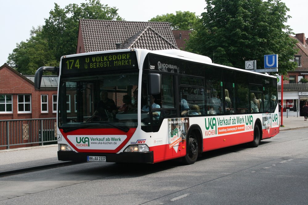 Hochbahn 2337 am 1.Juli 2010 am U Bf Fuhlsbttel

