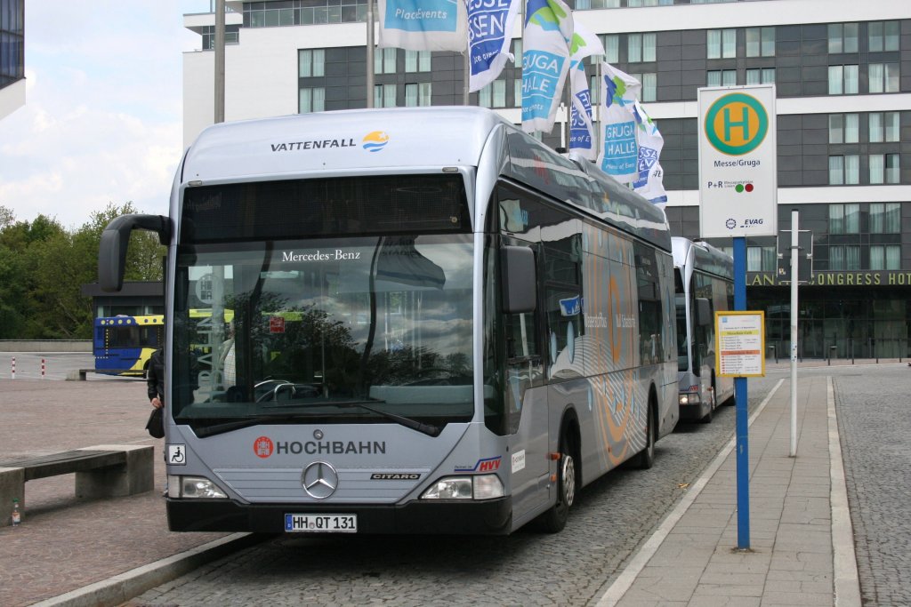 Hochbahn 2371 (HH QT 131) an der Grugahalle an der Haltestelle Messe/Gruga in Essen.
16.5.2010