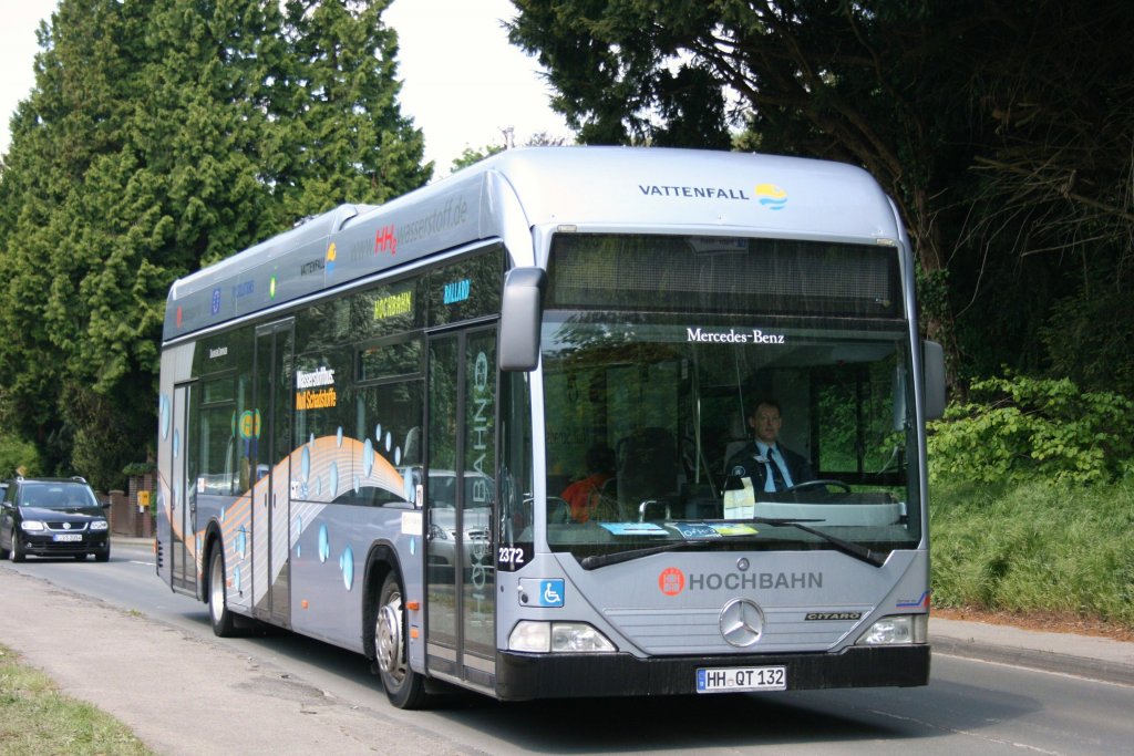 Hochbahn 2372 (HH QT 132) am Baldeneysee in Essen.
Der Bus fuhr am Brgertag der Messe Hydrogen Energy Conference 2010
zwischen Baldeneysee und der Messe Gruga.
Der Bus konnte Kostenlos benutzt werden und wurde sehr gut angenommen.
16.5.2010
