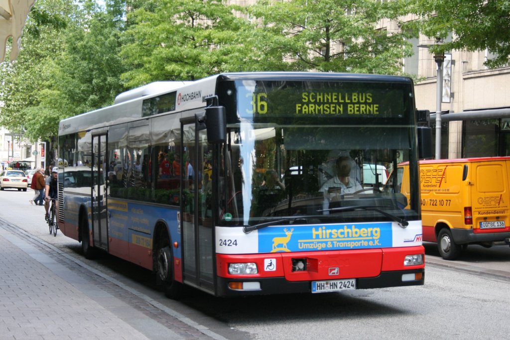 Hochbahn 2424 (HH HN 2424) macht Werbung fr Hirschberg Umzge.
Hamburg Mnckebergstr. 17.6.2010.