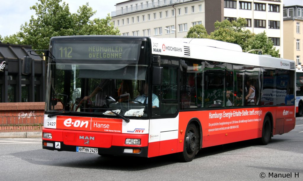 Hochbahn 2427 (HH HN 2427) macht Werbung fr E.on.
Aufgenommen am ZOB Altona, 21.8.2010.

