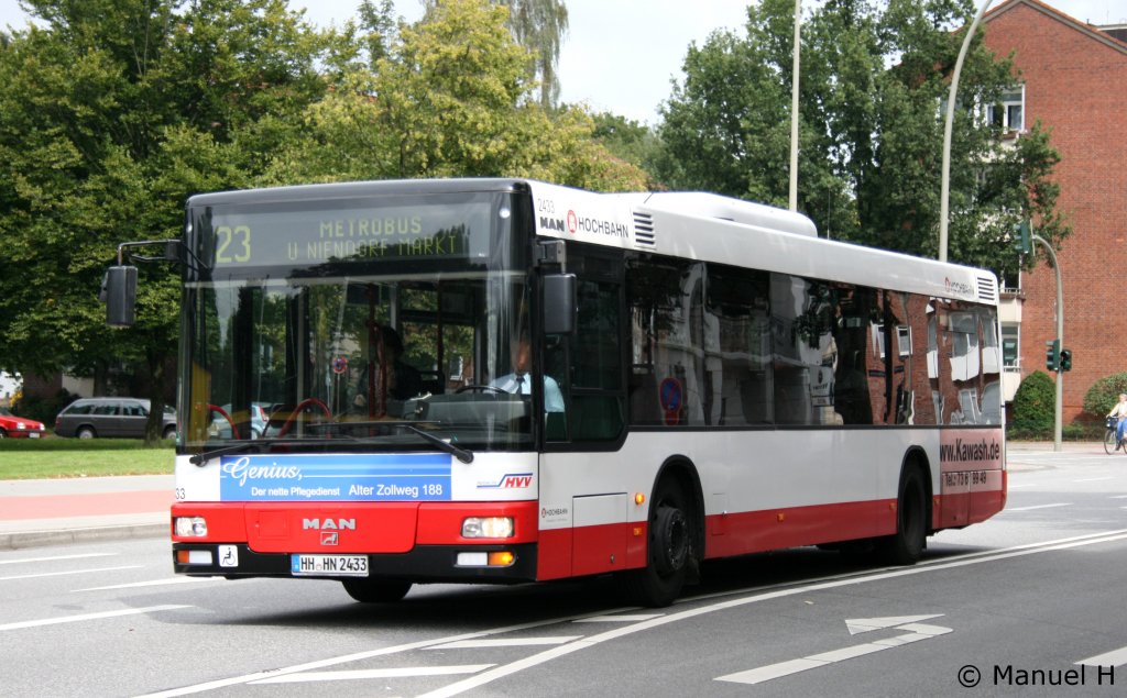 Hochbahn 2433 (HH HN 2433) mit Werbung fr Genius.
Aufgenommen am ZOB Barmbek, 2.9.2010.
