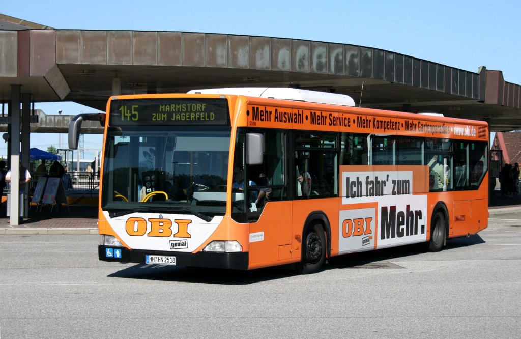 Hochbahn 2518 (HH HN 2518) mit Werbung fr OBI.
Hamburg Harburg ZOB, 17.6.2010.
