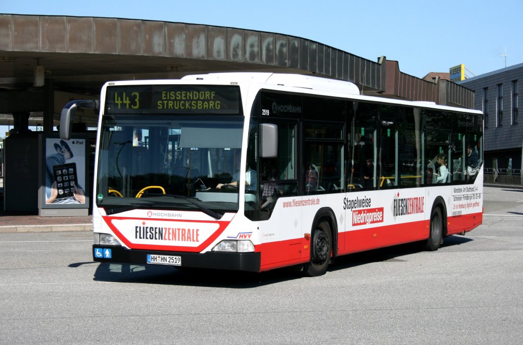 Hochbahn 2519 (HH HN 2519) mit Werbung fr die Fliesen Zentrale.
Hamburg Harburg ZOB, 17.6.2010.