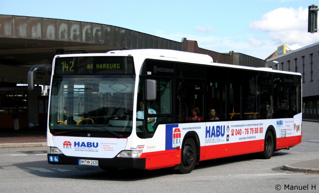 Hochbahn 2620 (HH HN 2620) macht Werbung fr Habu.
Aufgenommen am ZOB Harburg, 21.8.2010.