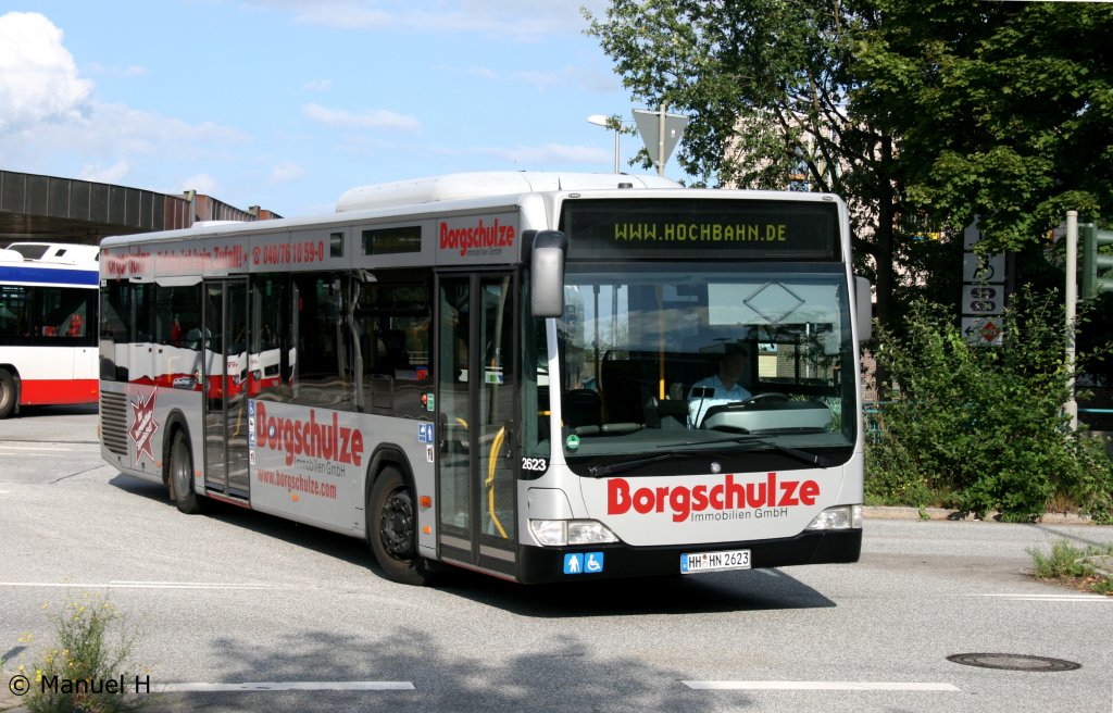 Hochbahn 26323 (HH HN 2323) macht Werbung fr Borgschulze.
Aufgenommen am ZOB Harburg, 21.8.2010. 