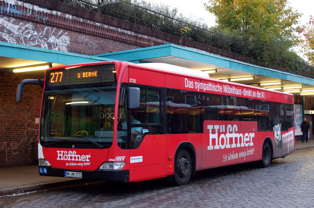 Hochbahn 2722 am 26.Oktober 2010 auf der Busanlage Barmbek