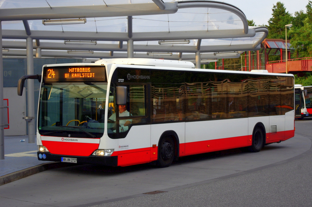 Hochbahn 2727 am 1.August 2010 am S Bf.Poppenbttel