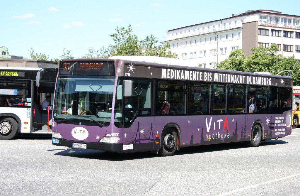 Hochbahn 2736 (HH HN 2736) mit Werbung fr Vita Apotheke.
Hamburg Altona Bahnhof, 17.6.2010.