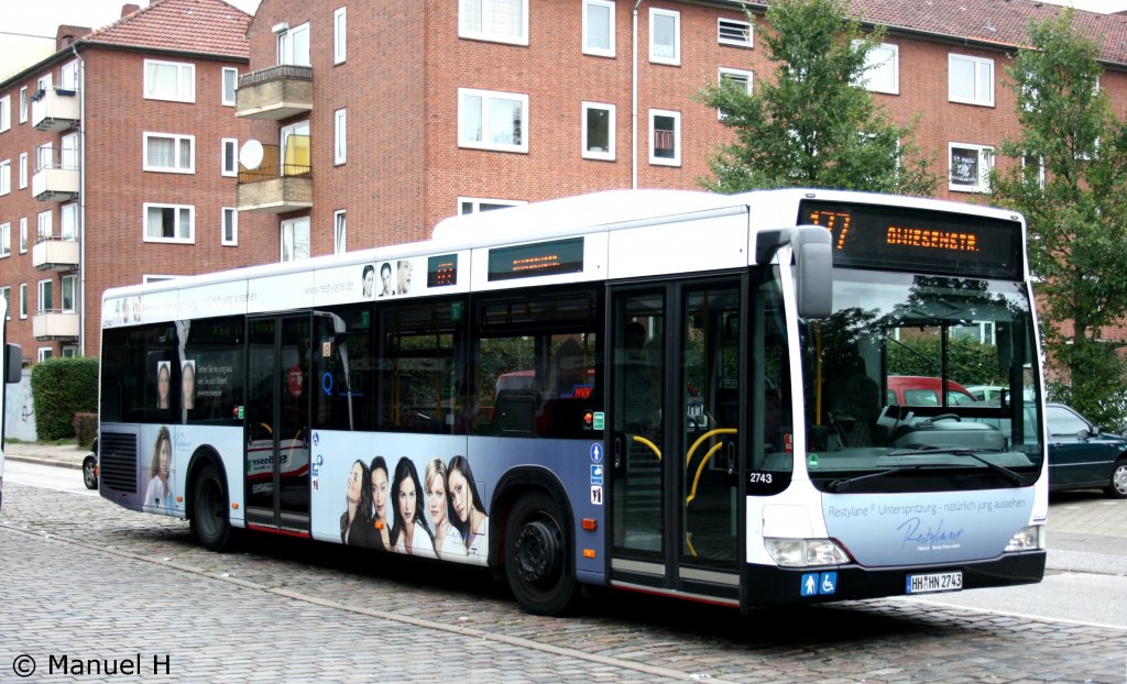 Hochbahn 2743 (HH HN 2743) mit Werbung fr Restylane.
Aufgenommen am ZOB Barmbek, 2.9.2010.