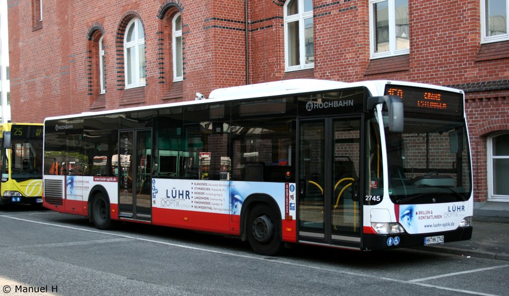 Hochbahn 2745 (HH HN 2745) macht Werbung fr Optik Lhr.
Altona ZOB, 3.7.2010.