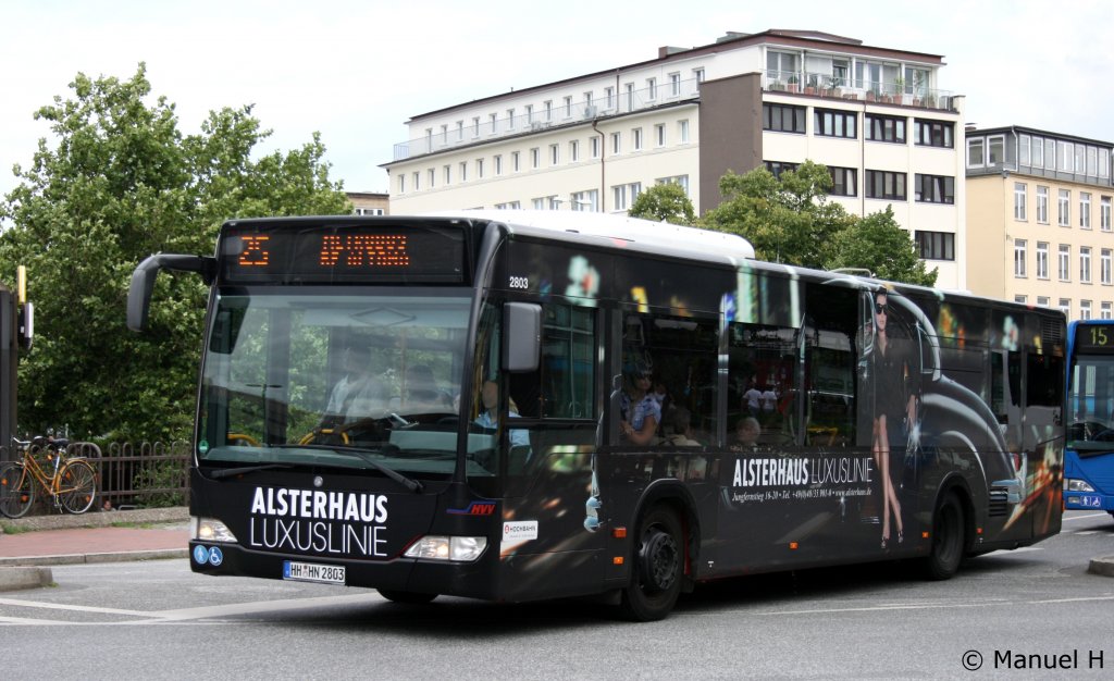 Hochbahn 2803 (HH HN 2803) mit Werbung fr Alsterhaus Luxuslinie.
Aufgenommen am ZOB Altona, 21.8.2010. 