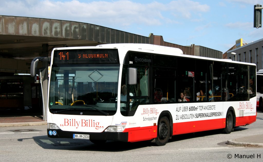 Hochbahn 2810 (HH HN 2810), aufgenommen am ZOB Harburg, 21.8.2010.
Er macht Werbung fr Billy Billig.
