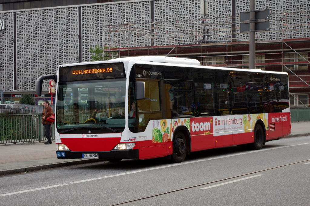Hochbahn 2902 am 28.September 2010 am ZOB seine Werbung fr TOOM Markt hat er, aufgrund seiner Verwendung als Bereitschaftswagen, kurze Zeit spter verloren.
