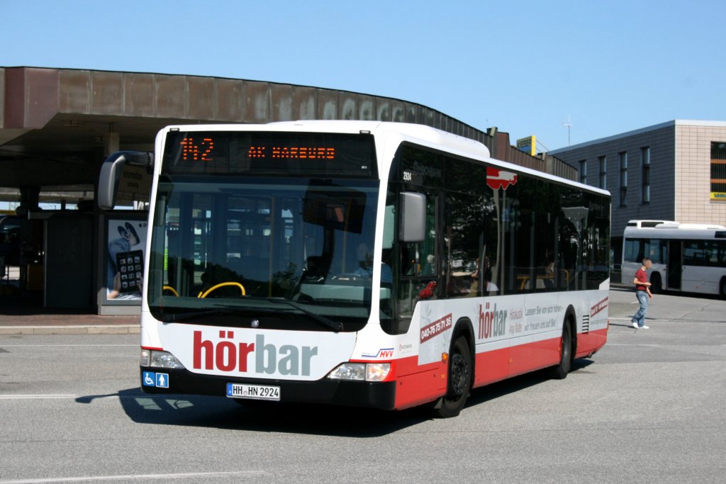 Hochbahn 2924 (HH HN 2924) mit Werbung fr Hrbar.
Hamburg Harburg ZOB, 17.6.2010. 