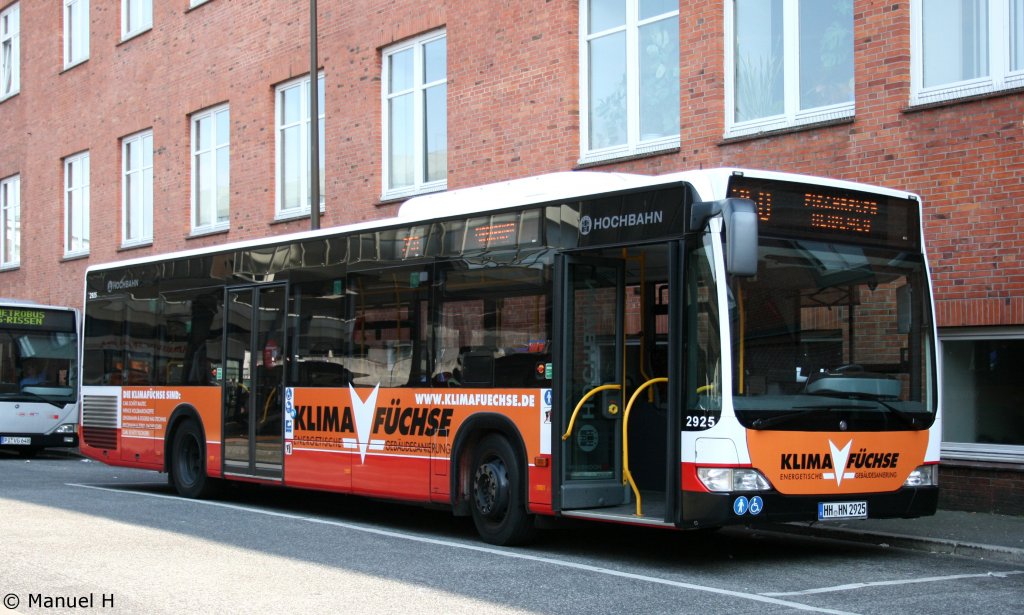 Hochbahn 2925 (HH HN 2925) wirbt fr die Klima Fchse.
ltona ZOB, 3.7.2010.